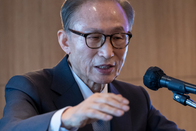 이명박(MB) 전 대통령이 12일 오전 인터컨티넨탈 서울 코엑스에서 열린 제2기 건설경영 CEO과정 행사에서 강연을 하고 있다. 연합뉴스