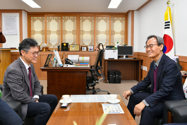 박남서 영주시장이 영주시청을 방문한 김홍목 부산국토관리청장(왼쪽)에게 시가지 순환도로 조기 건설의 필요성을 전달하고 있다. 영주시 제공