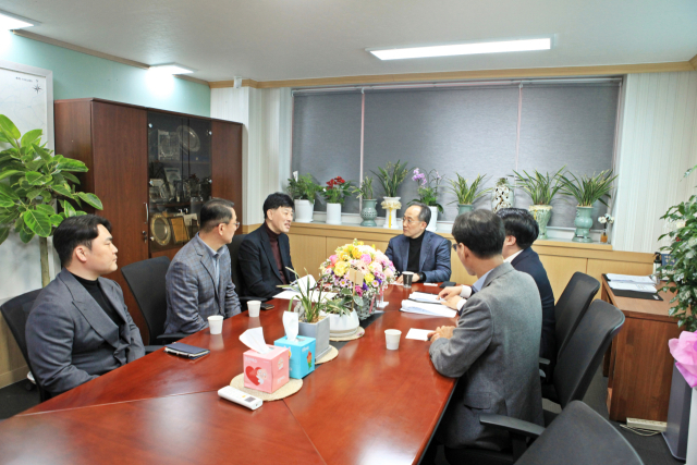추경호 4·10 총선 예비후보(오른쪽에서 세번째)가 12일 서성수 국가물산업클러스터 입주기업협의회 회장(왼쪽에서 세번째)과 면담하고 있다. 추경호 예비후보 제공