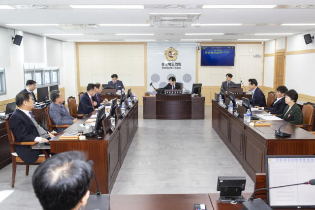 경북도의회 행정보건복지위원회가 12일 오전 의대 정원 확대 지지와 의사들의 진료 현장 복귀를 촉구하는 결의안을 채택해 본회의에 상정했다. 경북도의회 제공