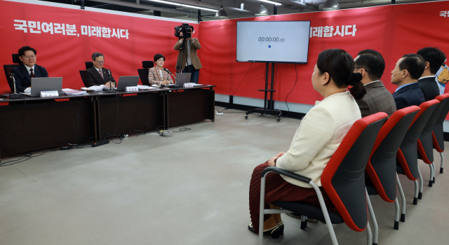 12일 오전 서울 여의도 국민의미래 중앙당사에서 열린 비례대표 면접심사에서 참석자들이 면접을 보고 있다. 연합뉴스