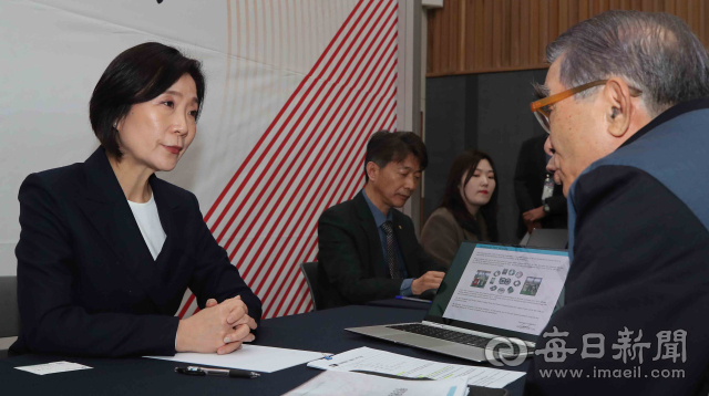 오영주(왼쪽) 중소벤처기업부 장관이 12일 오후 대구 엑스코에서 열린 