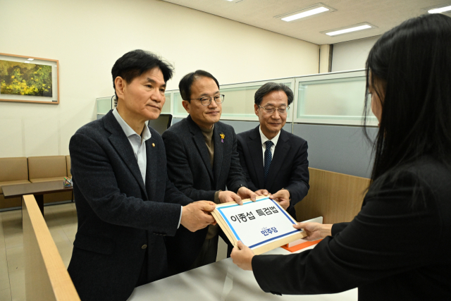 더불어민주당 박주민 원내수석부대표(가운데)와 이용선 외통위 간사(왼쪽), 유동수 의원이 12일 오전 이종섭 특검법을 국회 의안과에 제출하고 있다. 연합뉴스