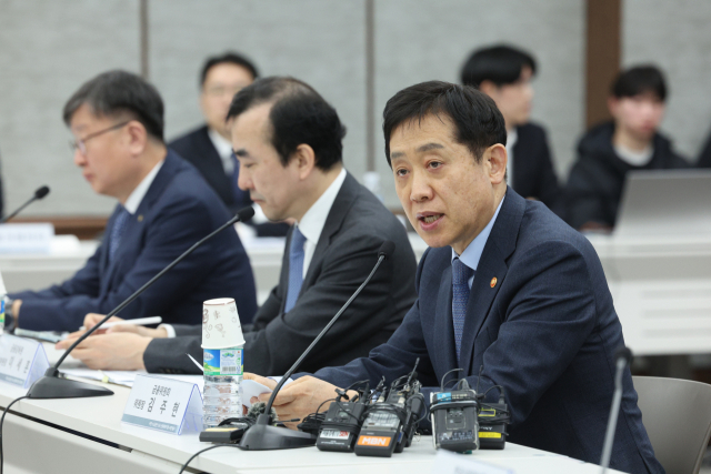김주현 금융위원회 위원장이 12일 오전 서울 중구 은행회관에서 열린 서민·소상공인 신속 신용회복지원 시행 행사에서 당부의 말을 전하고 있다. 연합뉴스