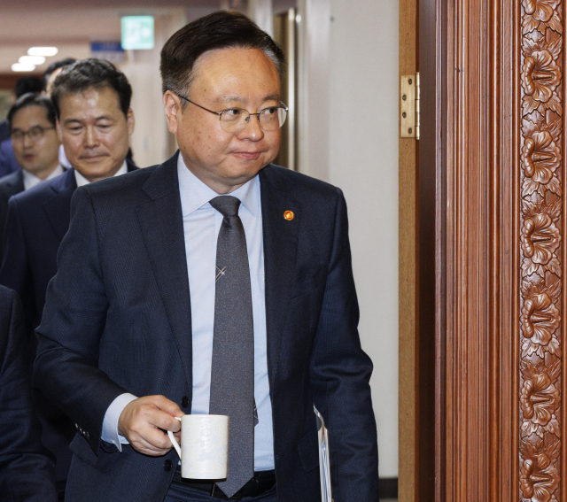 조규홍 보건복지부 장관이 12일 오전 서울 종로구 정부서울청사에서 열린 국무회의에 입장하고 있다. 연합뉴스