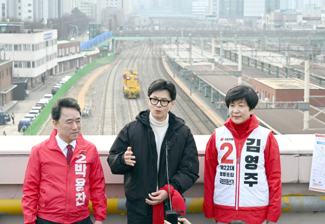 국민의힘 한동훈 비상대책위원장이 12일 서울 영등포역 옥상에서 철도 지하화 공약을 발표하고 있다. 왼쪽부터 박용찬 영등포을 후보, 한 비대위원장, 김영주 영등포갑 후보. 연합뉴스