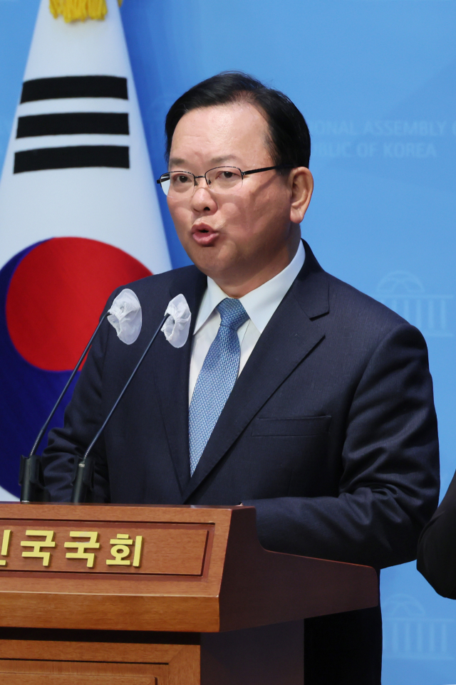 김부겸 전 국무총리가 11일 국회 소통관에서 더불어민주당 선거대책위원회 합류 기자회견을 하고 있다. 연합뉴스