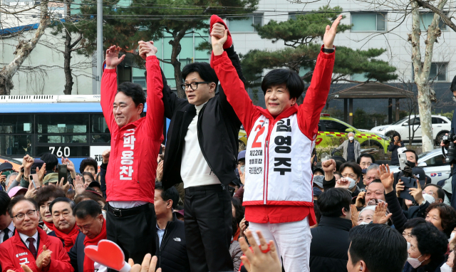 한동훈 국민의힘 비상대책위원장이 12일 서울 영등포구 타임스퀘어를 방문해 시민들에게 김영주(영등포갑)·박용찬(영등포을) 후보의 지지를 호소하고 있다. 연합뉴스