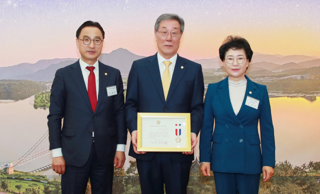 권기익 안동시의회 의장이 지방의정봉사상을 수상했다. 사진 왼쪽부터 최봉환 대한민국 시군자치구의회의장협의회 회장, 권기익 의장, 안경숙 경상북도 시군의회의장협의회 회장. 안동시의회 제공