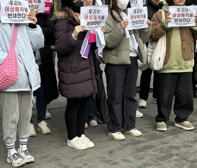 수원역 문화광장 앞에서 기자회견을 진행하는 여성단체. 연합뉴스