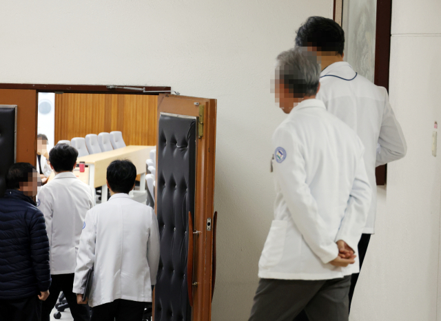 12일 오후 전북대 의대 및 전북대병원 교수들이 긴급 전체 회의를 위해 의과대학 강의실로 모이고 있다. 이날 교수들은 의대 증원과 관련한 대응 방향을 논의할 예정이다. 연합뉴스