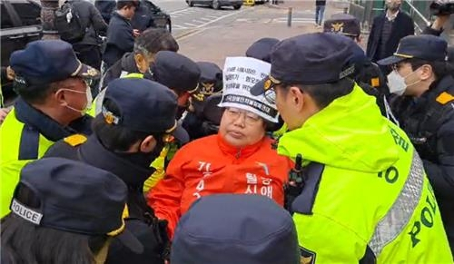 경찰에 연행되는 이형숙 서울장애인차별철폐연대 공동대표. 페이스북