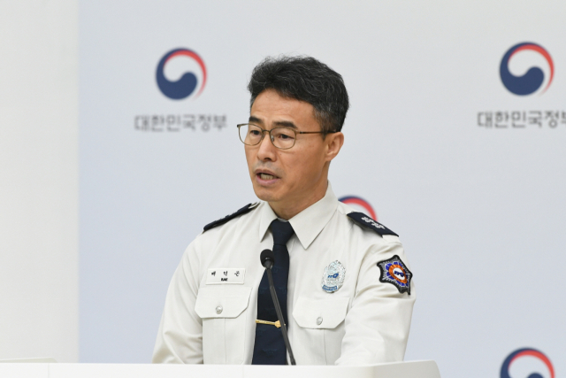 배덕곤 소방청 기획조정관이 13일 정부세종청사에서 경북 문경 순직 사고 관련 합동 조사 결과 및 재발 방지 대책 브리핑 후 진행된 질의응답 시간에 취재진의 질문에 답하고 있다. 연합뉴스