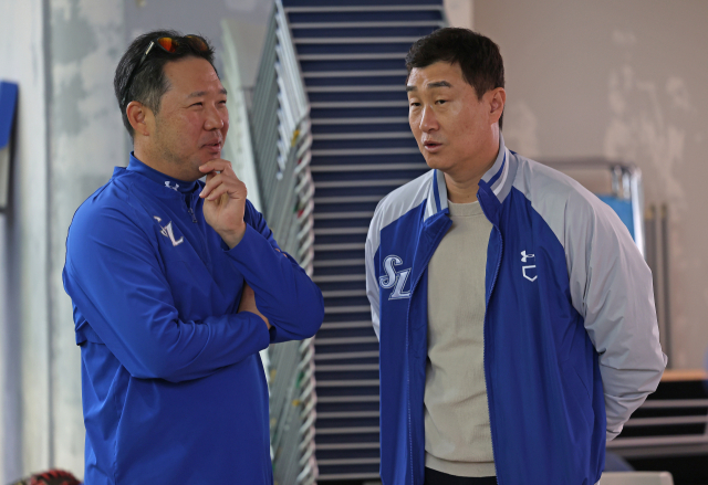 일본 오키나와의 전지훈련지에서 대화 중인 삼성 라이온즈의 이종열 단장(오른쪽)과 박진만 감독. 삼성 제공