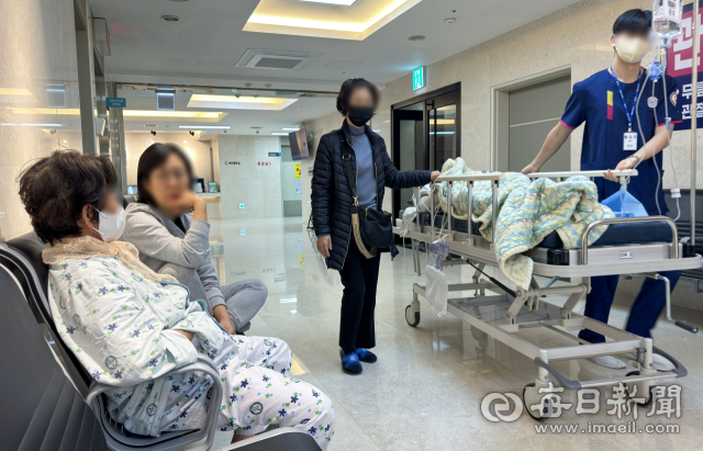 의대정원 증원에 반대하는 전공의들의 집단행동이 이어지고 있는 13일 대구의 한 종합병원에서 의료진이 환자 병상을 밀며 이동하고 있다. 안성완 기자 asw0727@imaeil.com