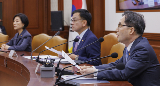한기정 공정거래위원회 위원장이 13일 오전 서울 종로구 정부서울청사에서 열린 비상 경제장관회의에 참석해 해외 온라인 플랫폼 관련 소비자 보호대책에 대해 발언하고 있다. 연합뉴스