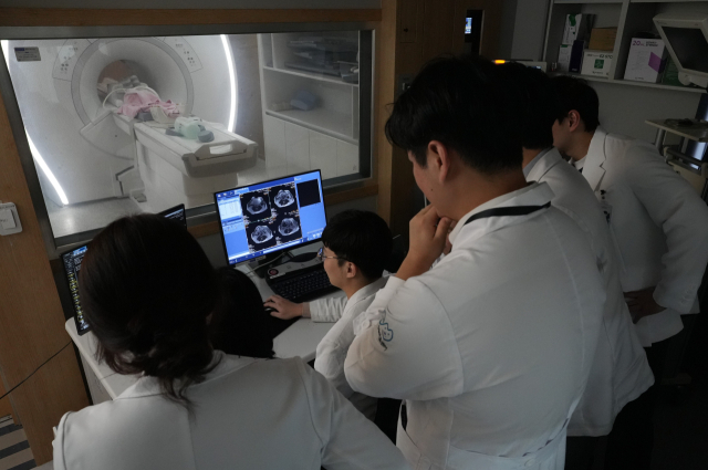 대구 범어동물의료센터 의료진들이 MRI 촬영 영상을 지켜보고 있다. 대구 범어동물의료센터 제공.