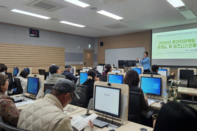 영주시농업기술센터가 추진하는 E-비즈니즈 경영 교육 과정에 참여한 농업인들이 주경야독하고 있다. 영주시 제공
