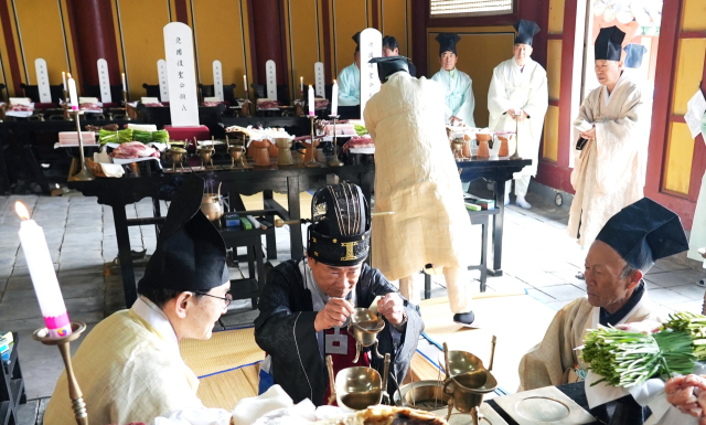 영천향교 석전대제에서 초헌관을 맡은 최기문 영천시장이 술잔을 올리고 있다. 영천시 제공