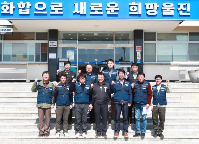 울진군과 울진군공공노조협의회가 지난 13일 간담회를 갖고 기념사진을 찍었다. 울진군 제공