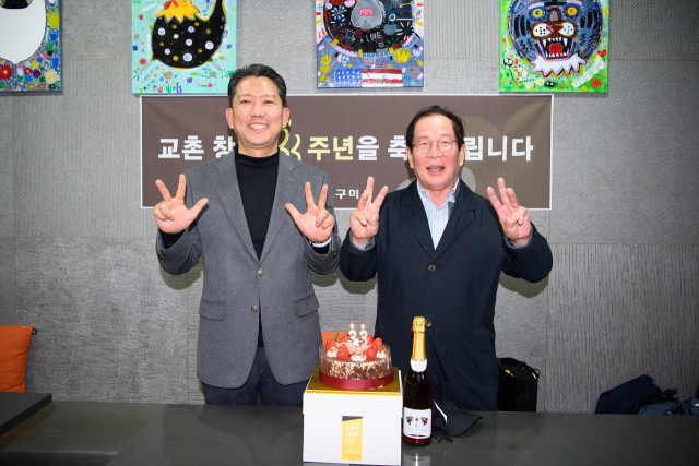 권원강(오른쪽) 교촌그룹 회장이 지난 13일 교촌치킨 33주년 창립기념일을 맞아 구미시 송정동 교촌치킨 1호점에서 김장호 구미시장과 기념촬영을 하고 있다. 구미시 제공