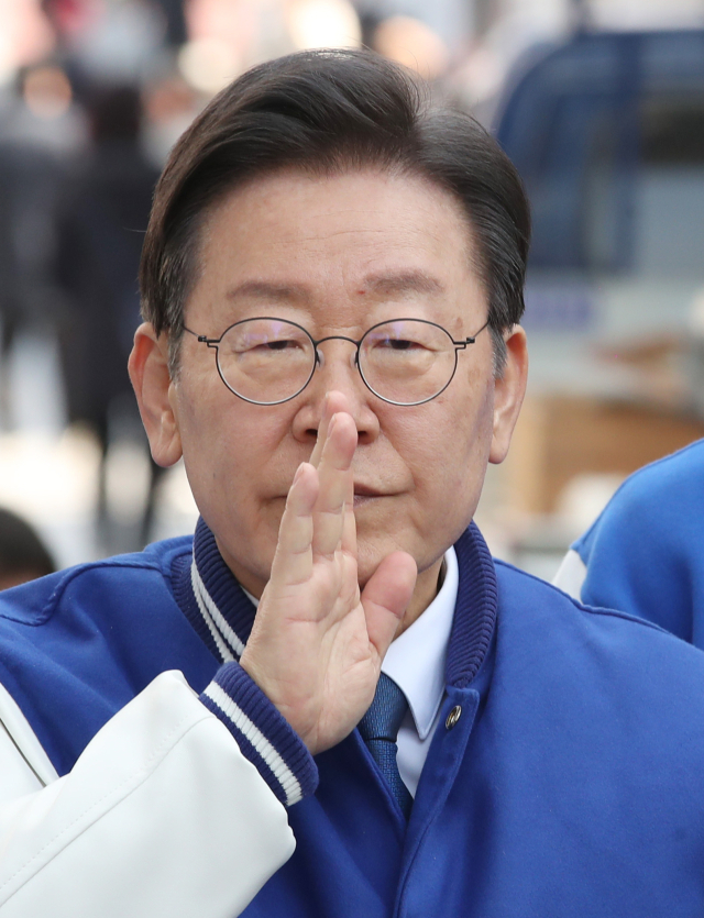 더불어민주당 이재명 대표가 14일 오전 대전 중구 으능정이 거리를 방문해 시민들과 인사를 나누고 있다. 연합뉴스