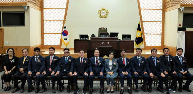 의대 정원 확대 지지와 전공의 등의 조속한 진료 현장 복귀 촉구 결의안을 채택한 영천시의회 의원들. 매일신문DB