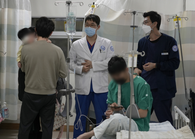 전공의 이탈로 대형병원의 의료 공백이 장기화되자 2차병원과 전문병원으로 환자들이 몰리고 있다. 14일 대구 달서구 더블유(W)병원 응급실에서 개물림 사고를 당한 아이의 보호자가 의사에게 증상을 설명하고 있다. 이 보호자는 상급종합병원 응급실 이용을 위해 119에 물어봤지만 이용이 불가능하다는 답변을 듣고 이곳으로 왔다고 말했다. 매일신문DB