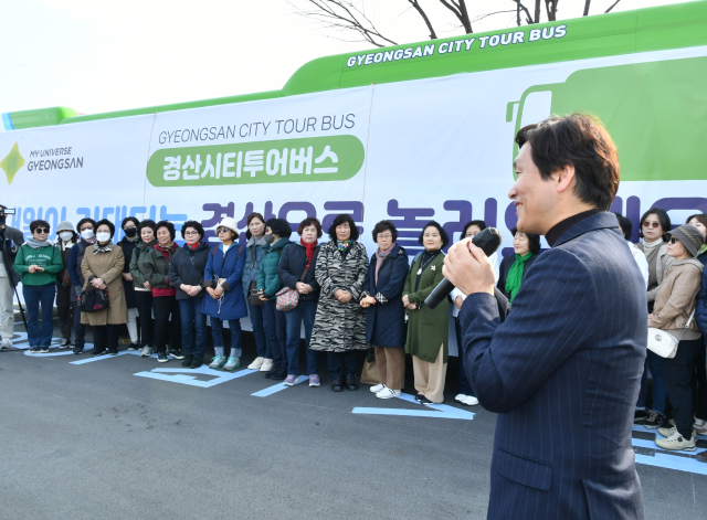 14일 경산시 첫 시티투어에 앞서 조현일 시장이 참가자들에게 인사말을 하고 있다. 경산시 제공
