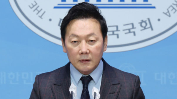 더불어민주당 정봉주 전 의원이 8일 국회에서 출마 선언을 하고 있다. 정 전 의원은 자신을 