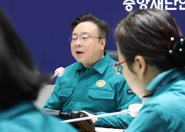 조규홍 중앙재난안전대책본부 1차장(보건복지부 장관)이 15일 정부서울청사에서 열린 의사 집단행동 중앙재난안전대책본부 회의를 주재하며 모두발언을 하고 있다. 연합뉴스