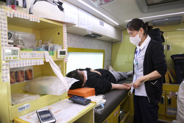 경북전문대 학생과 교직원들이 헌혈 캠페인에 동참하고 있다. 경북전문대 제공