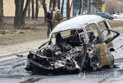 러 서부 벨고로드에 떨어진 우크라이나 드론에 파괴된 자동차. 타스=연합뉴스.