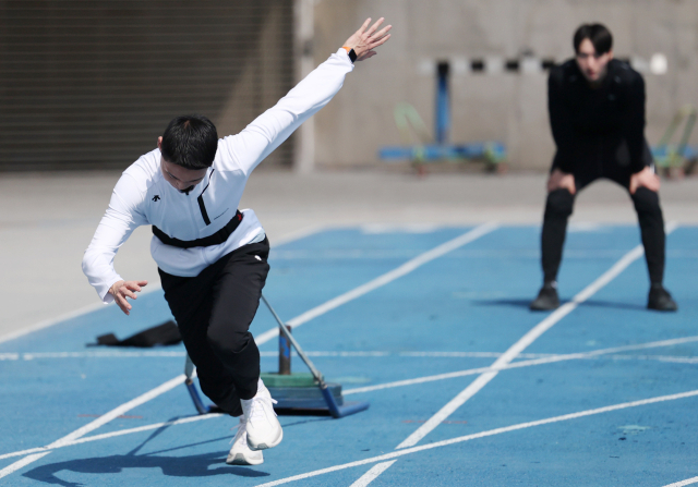 '스마일 점퍼' 우상혁이 15일 오전 인천 문학경기장에서 파리 올림픽 대비 훈련을 하고 있다. 연합뉴스