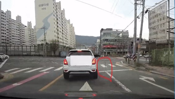 정차된 차 조수석 창문에서 팔이 불쑥 나오더니 컵라면 국물을 쏟는다. 목격자에 따르면 이 사람은 한 고등학교로 등교한 학생이었다. 보배드림 캡처.