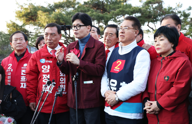 국민의힘 한동훈 비상대책위원장이 전북지역 총선 후보들과 함께 15일 오후 전북 전주시 한옥마을에서 시민들에게 연설하고 있다. 연합뉴스