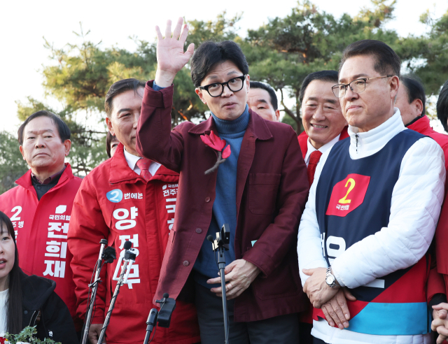 국민의힘 한동훈 비상대책위원장이 15일 오후 전북 전주시 한옥마을을 찾아 인파에 둘러싸여 있다. 연합뉴스