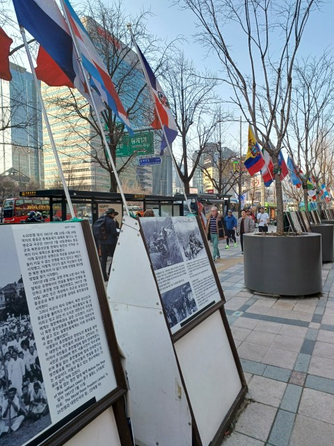 625전쟁 정전 70주년을 맞아 지난해부터 서울 광화문 광장에서 계속되고 있는 사진전 모습. 펄럭이는 참전 16개국 국기가 인상적이다. 송신용 기자