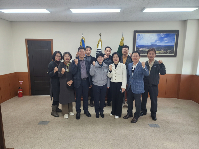 문경시 문경읍 주민자치위원회 위원들이 지난 15일 문경경찰서를 찾아 문경파출소 이전 건의문을 전달 하고 김정란 문경경찰서장 등과 기념촬영을 하고 있다. 문경시 제공