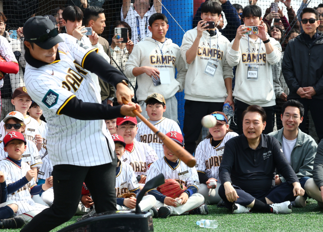 윤석열 대통령이 16일 서울 용산어린이정원 야구장에서 열린 샌디에이고 파드리스의 어린이 야구교실에서 유소년 야구선수들과 함께 김하성의 타격 시범을 보고 있다. 연합뉴스