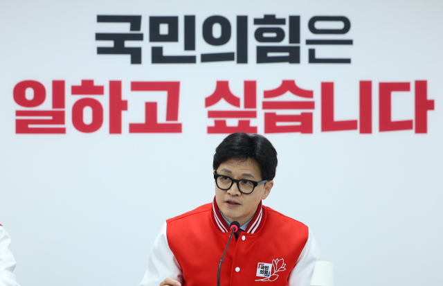 국민의힘 총괄선대위원장인 한동훈 비상대책위원장이 17일 오전 서울 여의도 중앙당사에서 열린 중앙선거대책위원장 회의에서 발언하고 있다. 연합뉴스