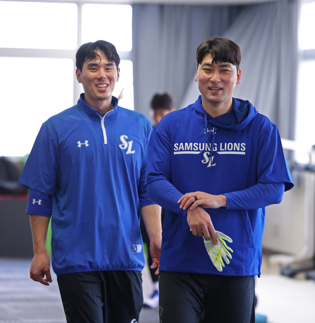 지난 겨울 일본 오키나와에서 진행된 전지훈련에 참가한 김재윤(왼쪽)과 임창민. 삼성 제공
