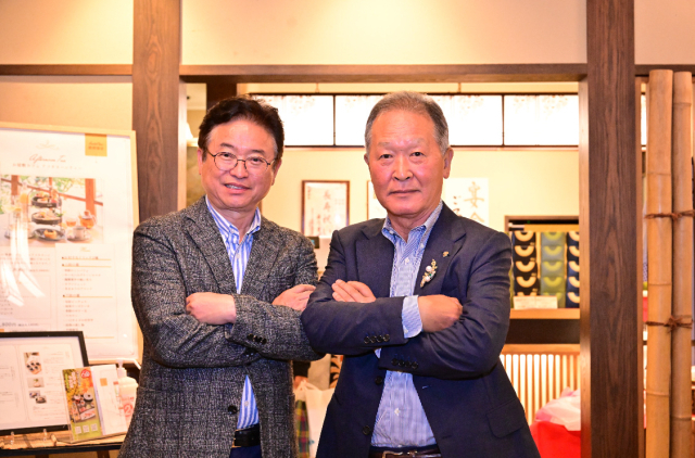 지난 1월 이철우 지사가 일본에서 열린 경북도민회에 참석해 김연식(오른쪽) 동경도민회 상임이사와 만나 인사하고 있다. 경북도 제공.