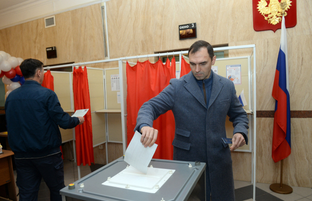 러시아 대선이 지난 15일(현지시간)부터 사흘간 일정으로 진행됐다. 아제르바이잔 시민들이 선거 마지막날인 17일 바쿠 러시아 대사관에 마련된 투표소에서 투표를 하고 있다. AFP 연합뉴스