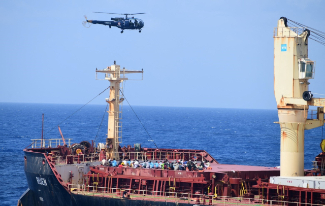 인도 해군이 16일(현지시간)소말리아 해적에게 납치됐던 4만t급 벌크선 MV루엔호를 3개월여 만에 구출했다. 헬기와 항공기, 해군 함정이 투입된 이번 작전에서 해적 35명을 포위하고 17명의 승무원을 안전한 곳으로 대피시켰다. 연합뉴스