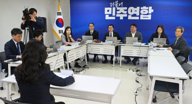 더불어민주연합 윤영덕 공동대표 등이 14일 여의도 당사에서 비례대표 후보자에 대한 면접 심사를 하고 있다. 연합뉴스