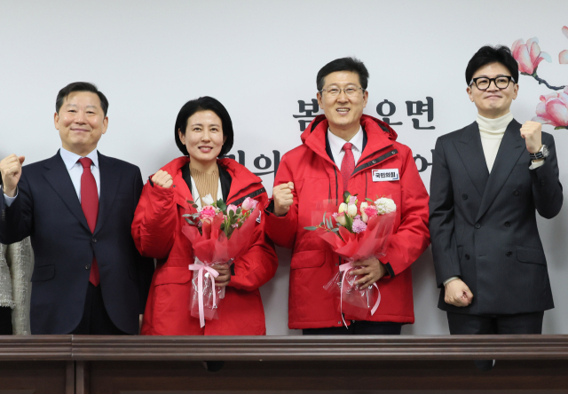 국민의힘 한동훈 비상대책위원장이 22일 서울 여의도 중앙당사에서 열린 인재영입식에서 양종아 한뼘클래식기획 대표, 김인현 고려대 법학전문대학원 교수와 포즈를 취하고 있다. 왼쪽부터 이철규 인재영입위원장, 양 대표, 김 교수, 한 비대위원장. 연합뉴스