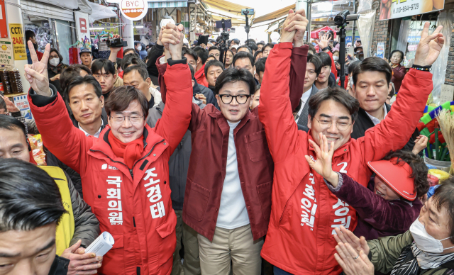 국민의힘 한동훈 비상대책위원장이 14일 오후 부산 사하구 괴정골목시장을 찾아 이성권, 조경태 후보 지지를 호소하고 있다. 연합뉴스