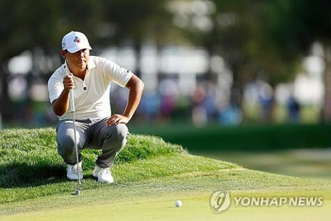 그린을 살피는 김시우. AFP/게티이미지=연합뉴스