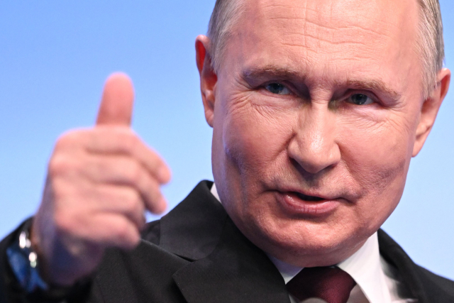 18일 러시아 대통령이자 대선 후보인 블라디미르 푸틴이 모스크바 선거 본부에서 기자회견을 하고 있다. 연합뉴스